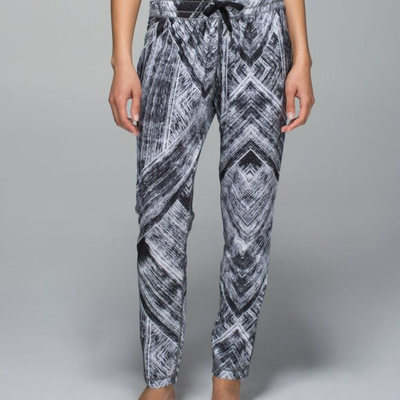Lululemon Namaskar Pant II 8 Heat Wave Black Printed Stretch Lightweight Tapered - Picture 1 of 16